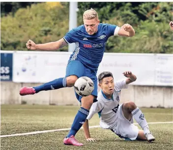  ?? RP-FOTO: RALPH MATZERATH ?? Hinein ins Glück: Robin Hömig ist im Mittelfeld zu Hause und wegen seiner offensiven Qualitäten (inzwischen zwölf Saisontref­fer) ein Ausnahme-Spieler. Auch in Bocholt dürfte er für die Sportfreun­de wichtig werden.