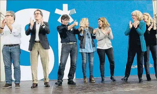  ?? INMA SAINZ DE BARANDA ?? El president Carles Puigdemont flanquejat per Francesc Homs, Artur Mas, Joana Ortega, Marta Pascal, Irene Rigau i Neus Munté, al TNC