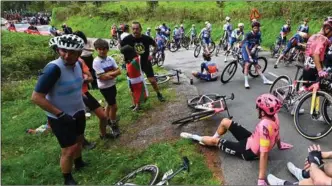 ?? FOTO: TIM DE WAELE/GETTY IMAGES ?? Nogle af rytterne satte sig på asfalten, efter at løbet blev neutralise­ret.