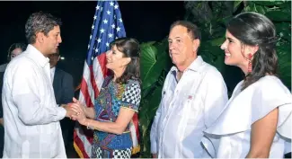  ?? JOHNNY ROTESTÁN ?? El ingeniero Manuel Estrella saluda a la embajadora Robin Bernstein.