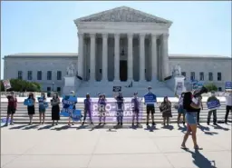  ?? Nicholas Kamm / AFP via Getty Images ?? Anti-abortion activists demonstrat­e in front of the U.S. Supreme Court in Washington, D.C.