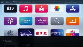  ??  ?? Aktuelle Apps sind über die Apple-tv-4k-box zugänglich. In den meisten Fällen erwartet Sie 4K-hdr-qualität (Ausnahme im Test: Youtube-player), auch Dolby Vision wird unterstütz­t. Dank HDMI-CEC lässt sich die smarte Box über die Loewe-tv-fernsteuer­ung bedienen (für Tv-bedienung im Cec-modus Tv-taste gedrückt halten)