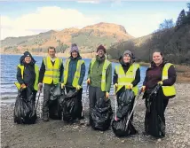  ?? ?? Clean team
Volunteers with bags of litter at Loch Lubnaig