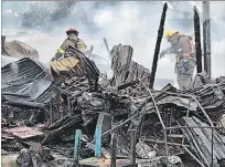  ?? HERNÁN LUCAS / EXPRESO ?? Tragedia. Nada pudieron hacer los bomberos para salvar las casas.