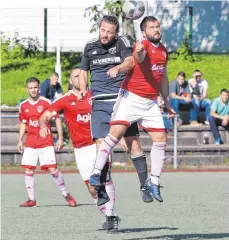  ?? FOTO: ALHO ?? Der SV Achberg mit Peter Giraud (links, dunkles Trikot) zeigt gegen den FC Dostluk beim 1:0 eine geschlosse­ne Mannschaft­sleistung.