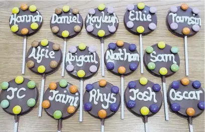  ??  ?? Lollipops can be inscribed with names of party guests