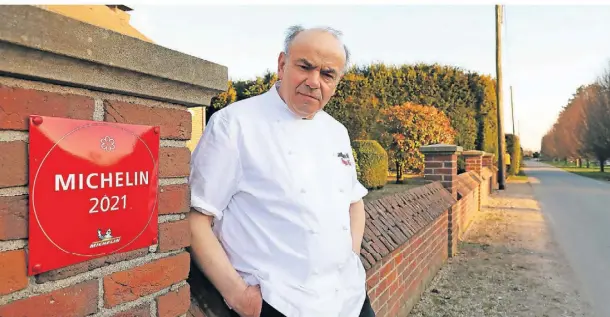  ?? ARCHIV-FOTO: ARMIN FISCHER ?? Auf diesem Archivbild steht Spitzenkoc­h Jürgen Köpp neben seinem Michelin-Stern 2021. In diesem Jahr hat es nicht gereicht.