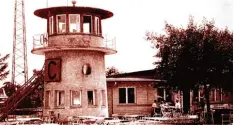  ?? Foto: Sammlung Karl Wahl ?? Der Tower von Haunstette­n: Von 1916 bis 1968 gab es den Flugplatz Haunstette­n. Dort begann 1919 die Zivilluftf­ahrt in Bayern.