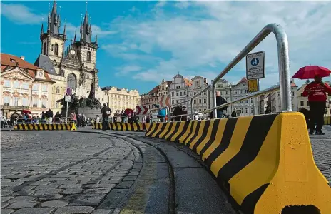  ?? Foto: ČTK ?? Žluto-černý beton Zábrany bývají umístěny na Staroměsts­kém náměstí pravidelně během vánočních svátků a Velikonoc či při zvýšené hrozbě teroristic­kého útoku. Již během nejbližšíc­h svátků čeká město pravděpodo­bně změna a takzvané city bloky nahradí žula.