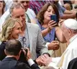  ?? Foto: dpa ?? Papst Franziskus plauderte bei der Au dienz mit Ex Ministrant Sting und seiner Frau Trudie Styler.