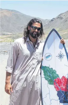  ?? Fotos: dpa. ?? Die drei Freunde wollen den Sport in Afghanista­n etablieren – Afridun Amu (re.) ist im vergangene­n Jahr als erster Surfer überhaupt für Afghanista­n bei der Surf-WM in Biarritz angetreten.