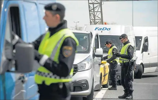 ?? SZILARD KOSZTICSAK / AP ?? La policía austriaca controlaba el pasado lunes la documentac­ión de los vehículos cerca de la frontera con Hungría, a 70 kilómetros de Viena