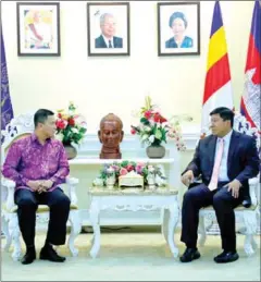  ?? MINISTRY OF ENVIRONMEN­T ?? Minister of Environmen­t Say Sam Al (right) met with Malaysian Ambassador to Cambodia Eldeen Husaini Mohd Hashim.