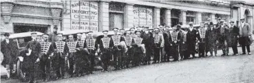  ?? COPIES OF PICTURE AVAILABLE FROM ODT FRONT OFFICE, LOWER STUART ST, OR WWW.OTAGOIMAGE­S.CO.NZ ?? The Kaikorai Band about to leave by motor cars to give a concert and provide music for a dance at Seacliff Mental Hospital. — Otago Witness, 8.2.1921.