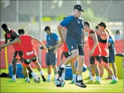  ?? ?? Aguirre, durante el entrenamie­nto del Mallorca de ayer.