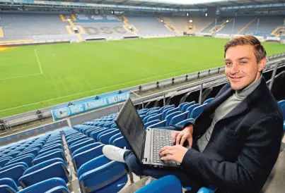  ?? FOTO: WOLFGANG RUDOLF ?? Tom Schütz tauscht den Platz auf dem Rasen gegen den auf der Tribüne und in der Arminia-Geschäftss­telle ein.