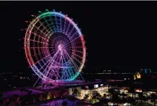  ?? / AP ?? El “Ojo de Orlando” se ilumina con los colores de la bandera gay en honor a víctimas.