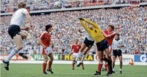  ?? Foto: imago/Rudel ?? Die Schande von Gijón: Weil sich Deutschlan­d mit Horst Hrubesch (l.) und Österreich auf ein 1:0 »einigten«, war für Algerien die WM 1982 zu Ende.