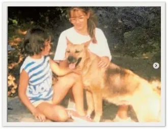  ??  ?? Mantiene la casa y los amigos de siempre en Sotillo de la Adrada (Ávila), el pueblo de su familia. Cuentan que no ha habido perro que Isabel no acariciara