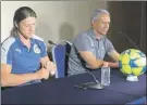  ??  ?? Los técnicos Matías Almeyda y Roberto Hernández, ayer en conferenci­a de prensa previo a la final