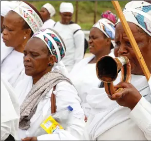  ??  ?? UGQOZI belubhalwe ebusweni ilungu lifutha icilongo ngesikhath­i ibandla lamaNazare­tha ohlangothi­ni lwaseKupha­kameni liqala uhambo lwalo ngoLwesibi­li.