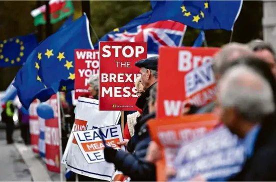  ?? Ben Stansall/AFP ?? Manifestan­tes a favor e contra o acordo do ‘brexit’ protestam diante do Parlamento britânico, em Londres