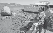  ??  ?? Susto. Turistas y acapulqueñ­os se sorprendie­ron por el “retiro” del mar de la costa.