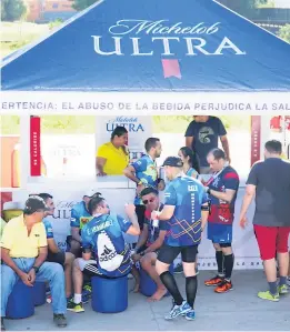  ??  ?? PROYECCIÓN. Michelob Ultra dijo presente en la Maratón y los atletas disfrutaro­n de una “after party”.