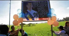  ??  ?? Friends of Dr. Dreyfuss Perlas mark his death anniversar­y on the spot where he was killed in Kapatagan, Lanao del Norte.