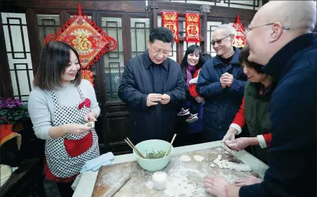  ?? JU PENG / XINHUA ?? President Xi Jinping makes dumplings with hutong residents in Beijing’s Qianmen East community on Friday. He sent Spring Festival greetings to the people during his visits. The Lunar New Year starts on Tuesday.