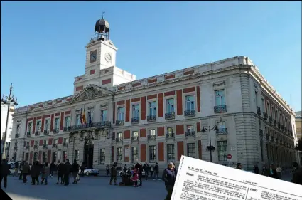  ??  ?? La Casa de Correos, hoy sede institucio­nal de la Comunidad de Madrid, fue la Dirección General de Seguridad durante el franquismo.