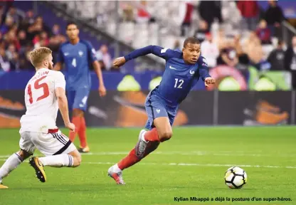  ??  ?? Kylian Mbappé a déjà la posture d'un super-héros.