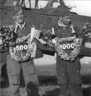  ??  ?? Pour Hans Rudel (à gauche), la présence d’un deuxième homme dans le poste n’a de sens que si celui-ci est tourné vers l’arrière pour surveiller le ciel. (DR)