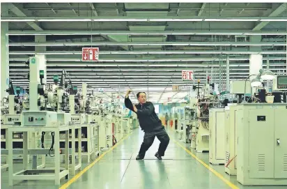  ?? FOTO: CAO FEI/ KUNSTSAMML­UNG NRW ?? Ein Arbeiter tanzt in einer chinesisch­en Fabrik – Cao Feis „My Future Is Not A Dream 03“ist nun in der Kunstsamml­ung NRW zu sehen.