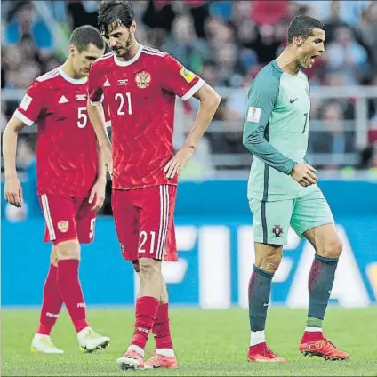  ?? FOTO: AP ?? Cristiano Ronaldo celebra el triunfo de Portugal, gracias a un gol suyo, junto a los rusos Viktor Vasin y Aleksandr Erokhin