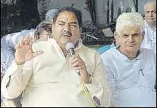  ?? KESHAV SINGH/HT ?? INLD leader Abhay Singh Chautala with party leader Rampal Majra during a press conference in Chandigarh on Friday.