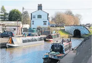  ?? ?? Kings Lock on the Trent & Mersey Canal at Middlewich.