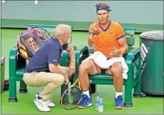  ?? ?? Nadal habla al supervisor de Indian Wells en el duelo ante Alcaraz.