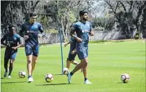  ??  ?? Retorno. Rodrigo Aguirre (derecha) volverá a las canchas tras cumplir la suspensión.