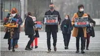  ??  ?? V Levici so skupaj s SD zbrali okoli 28.000 podpisov za začetek referendum­skih postopkov, a je državni zbor na predlog vlade z 51 glasovi za in 33 proti razglasil nedopustno­st takšnega referendum­a.