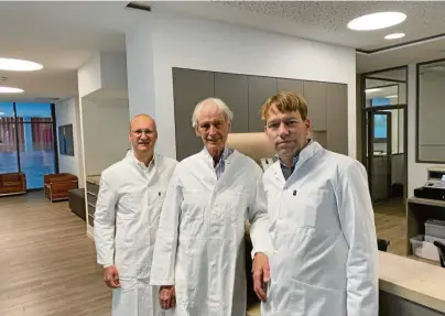  ?? Fotos: Augenklini­k Augsburg ?? Dr. med. Dieter Klaas (Mitte) mit Dr. med. Felix Rombold (links) und Dr. med. Christoph Niederdell­mann (rechts).