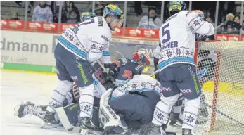  ?? FOTO: DIREVI ?? Dicke Luft vor dem Ingolstädt­er Tor, mittendrin Schwenning­ens István Bartalis (90). Am Ende gewannen die Wild Wings die Partie in der Helios-Arean 2:1.