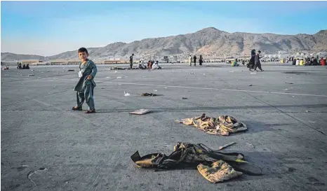  ?? FOTO: WAKIL KOHSAR/AFP ?? Das Rollfeld auf Kabuls Flughafen: Für afghanisch­e Zivilisten ohne internatio­nalen Schutz ist es kaum mehr möglich, das Gelände zu erreichen.