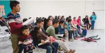  ??  ?? Niños migrantes de diferentes países latinoamer­icanos esperan en la Casa del Refugiado, en El Paso, Texas, un nuevo centro inaugurado por la Casa de la Anunciació­n para ayudar al gran flujo migratorio.