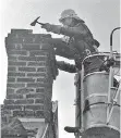  ?? ARCHIVFOTO: KERKHOFF ?? An einem Gebäude baute die Feuerwehr von der Drehleiter aus einen gebrochene­n Kamin ab und holte lose Ziegel vom Dach.