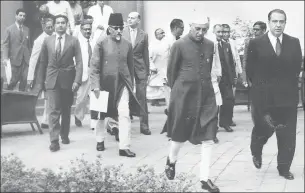  ?? HT PHOTO ?? In this n photograph taken on March 25, 1951, then PM Jawaharlal Nehru and Abul Kalam Azad, among others, arrive at Parliament House for a session.