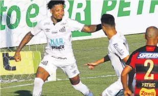  ??  ?? IMPLACÁVEL
Marinho fez, de pênalti, o primeiro gol do Santos contra o Sport ontem na Vila Belmiro