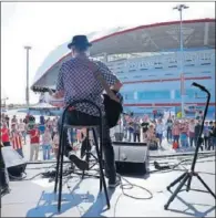  ?? ?? Pancho Varona canta junto al Metropolit­ano.