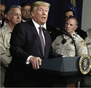  ?? Evan Vucci/AP ?? Donald Trump durante entrevista ao lado de policiais em Las Vegas; presidente falou em heroísmo e que encontrou muitas pessoas machucadas em hospital