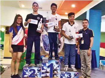  ?? B3 PHOTO ?? HIGH SCHOOL TENPIN. Winners receive trophies and cash prizes at the close of the NCCC Mall B3 Inter-High School Bowling Tournament recently. B3 Bowling ambassadre­ss Tessa Diane Galendez and B3 operations supervisor Antonio Venculado Jr. award the...